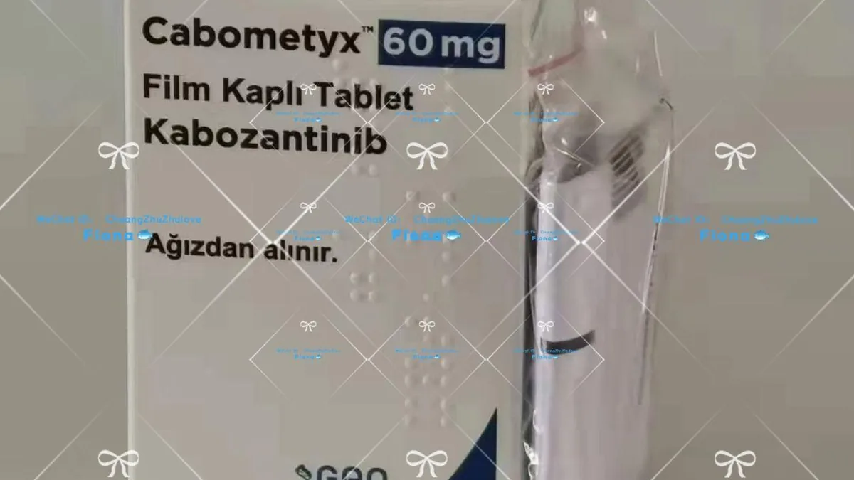 医生正在向患者解释卡博替尼的服用方法和注意事项