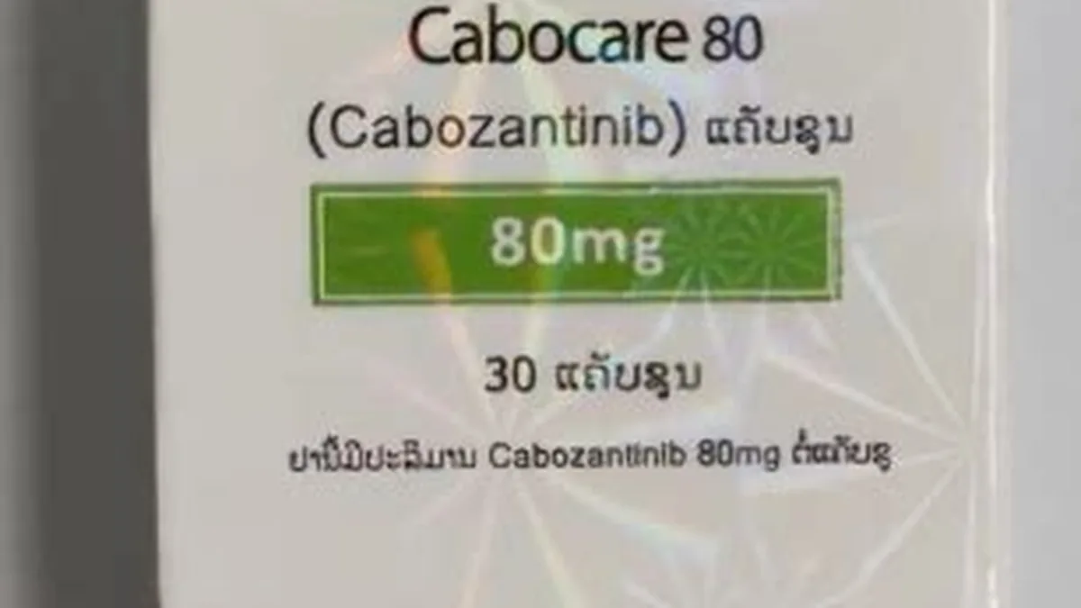 患者手持卡博替尼药盒,阅读说明书